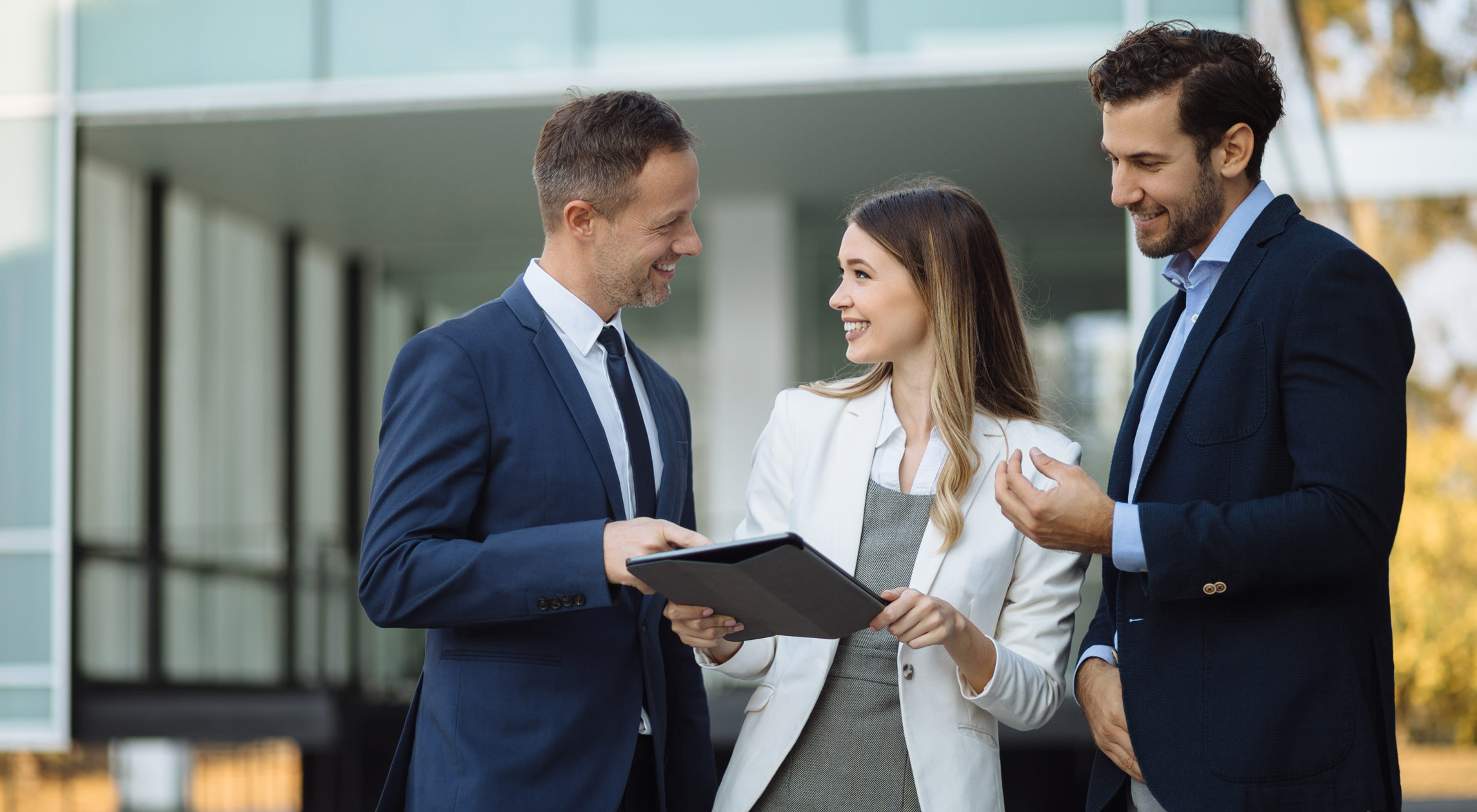 Kaks meest ja naine räägivad üksteisega ning naeratavad